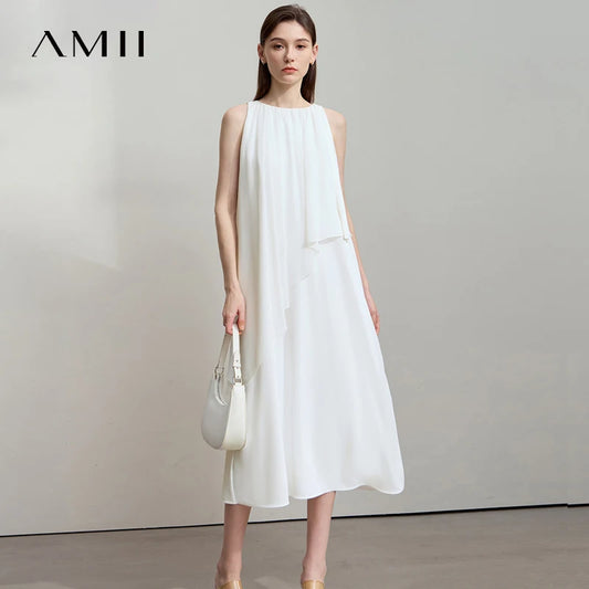 Ärmelloses weißes Abendkleid mit Faltenrock und drapiertem Saum