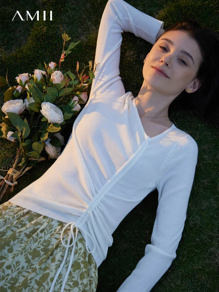 Hellblauer Strickpullover mit V-Ausschnitt und Kordelzug an der Taille