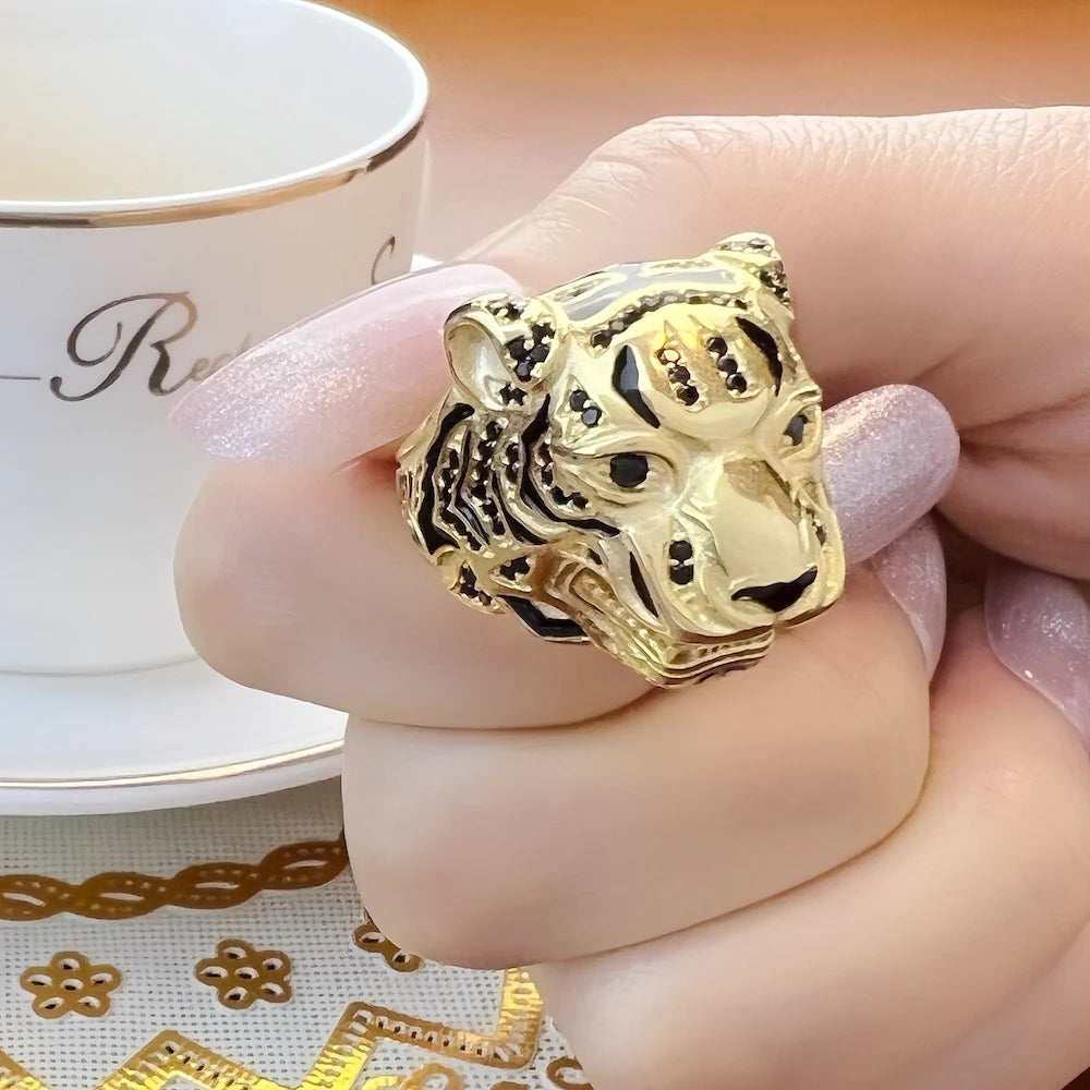 Goldfarbener Tigerkopf-Ring auf Finger, detaillierte Gravur an der Fassung