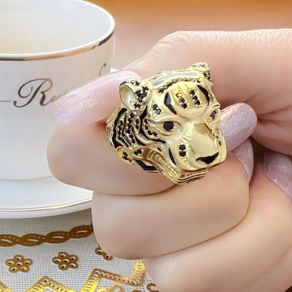 Goldfarbener Tigerkopf-Ring auf Finger, detaillierte Gravur an der Fassung