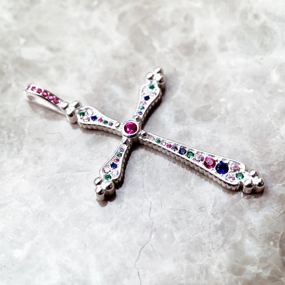Kreuz-Anhänger aus Silber mit pinkem Zentrumsstein und bunten Zirkonia-Steinen