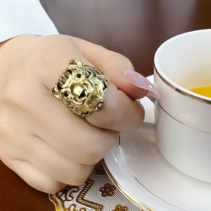 Goldfarbener Tigerkopf-Ring mit markantem Maul und ausgeprägter Fellgravur