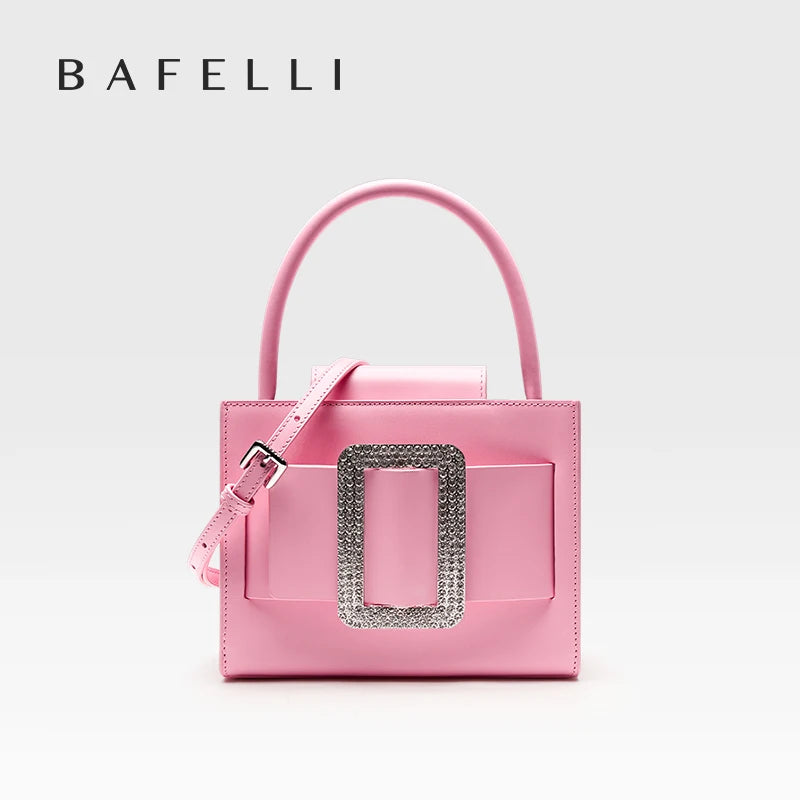 Rosa Abendhandtasche aus echtem Leder mit Tragehenkeln und rechteckigem Schmuckdetail vorne