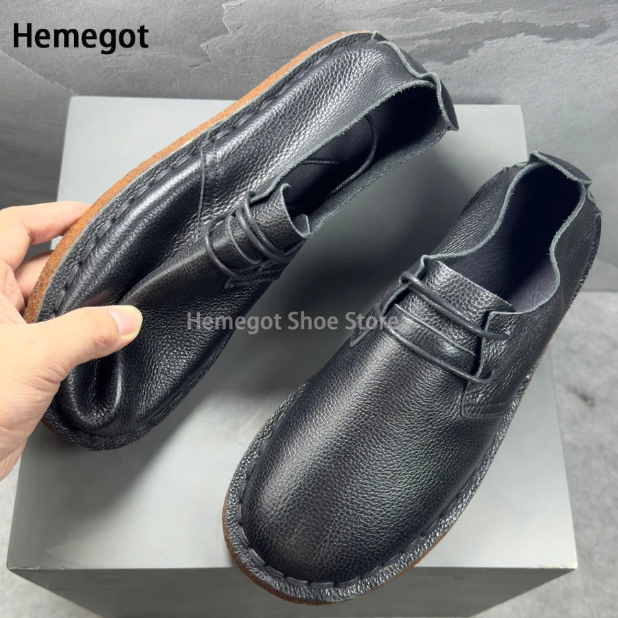 Herren-Lederschuhe in dunkelgrau mit Schnürung und sichtbarer Naht an der Sohle