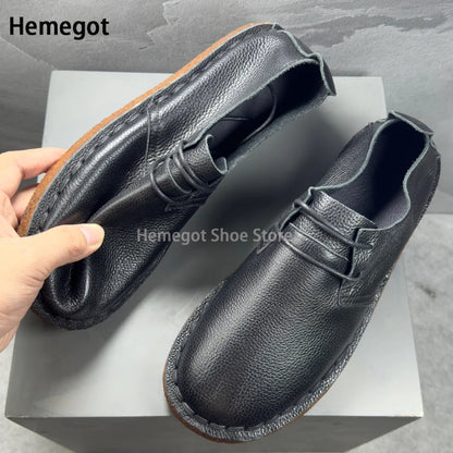 Herren-Lederschuhe in dunkelgrau mit Schnürung und sichtbarer Naht an der Sohle