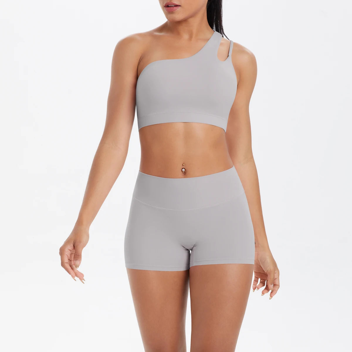 Frauen-Yoga-Set: hellgraues Sport-Top und High-Waist Shorts