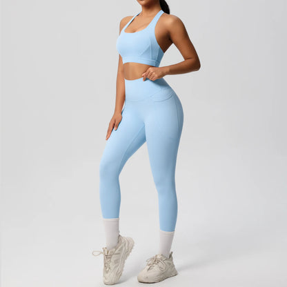Yoga-Set: hellblaues Sport-Top mit Cutout und Leggings mit Knöchelbund