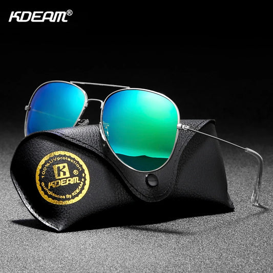 Pilot-Sonnenbrille mit grün-blauen verspiegelten Gläsern im schwarzen Etui