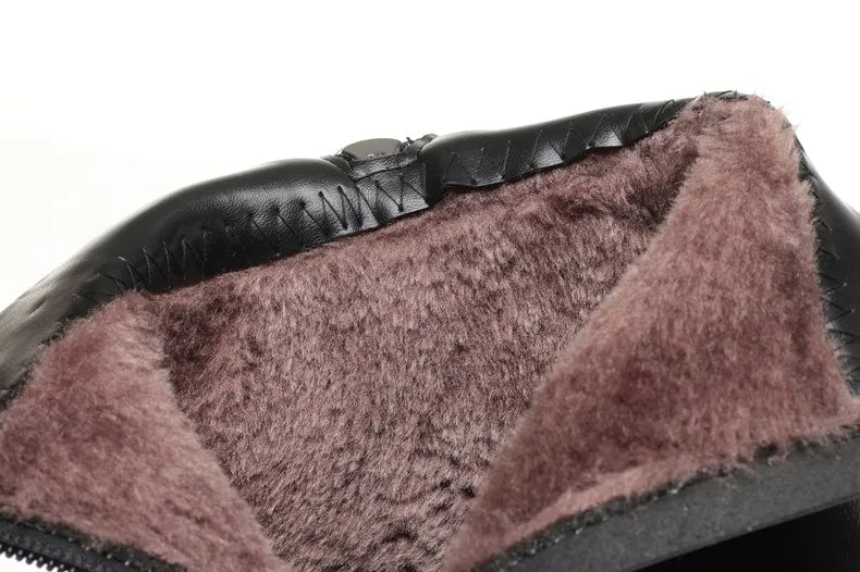 Innenansicht: braunes Wollfutter im schwarzen Stiefel, umrandet von Profilsohle