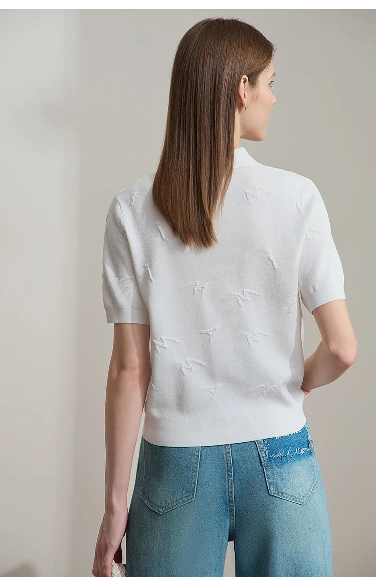 Rückenansicht: weißer Kurzarm-Strickpullover mit Polo-Kragen und Stickerei