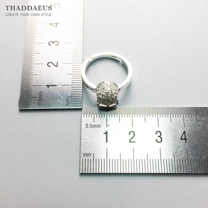 Totenkopf-Ring mit Größenmessung am Lineal, silberfarbenes Band und strukturierter Kopf