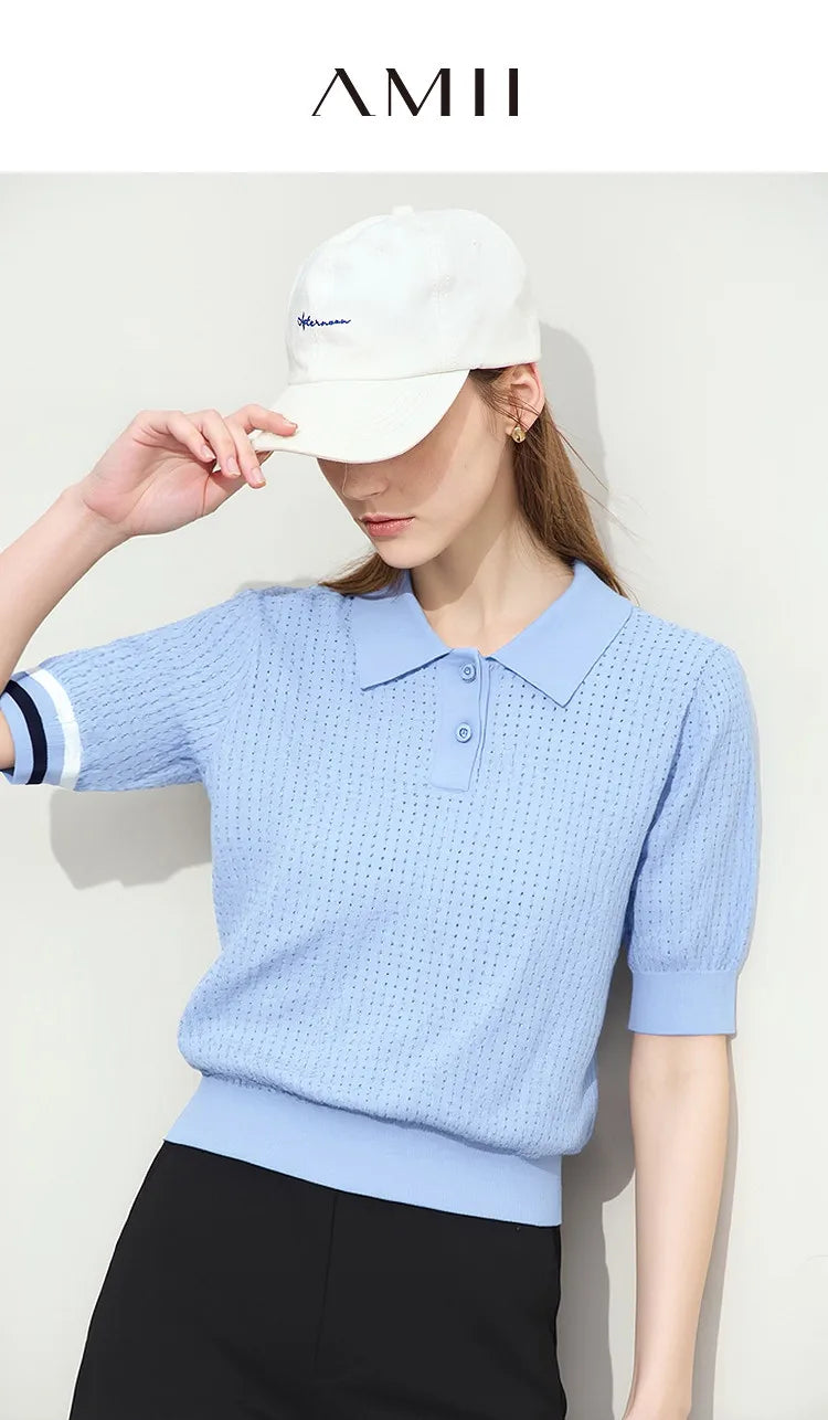 Damen-Poloshirt aus Strick, hellblau mit Knopfleiste und kontrastfarbigen Ärmelstreifen.