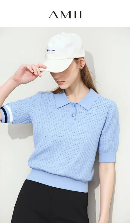 Damen-Poloshirt aus Strick, hellblau mit Knopfleiste und kontrastfarbigen Ärmelstreifen.