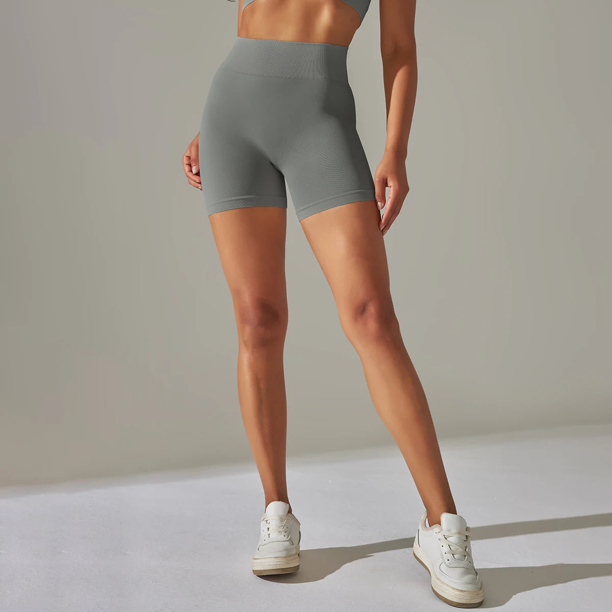 Nahtlose Yoga-Shorts hellgrau mit hoher Taille, nahtloser Optik und geradem Bein