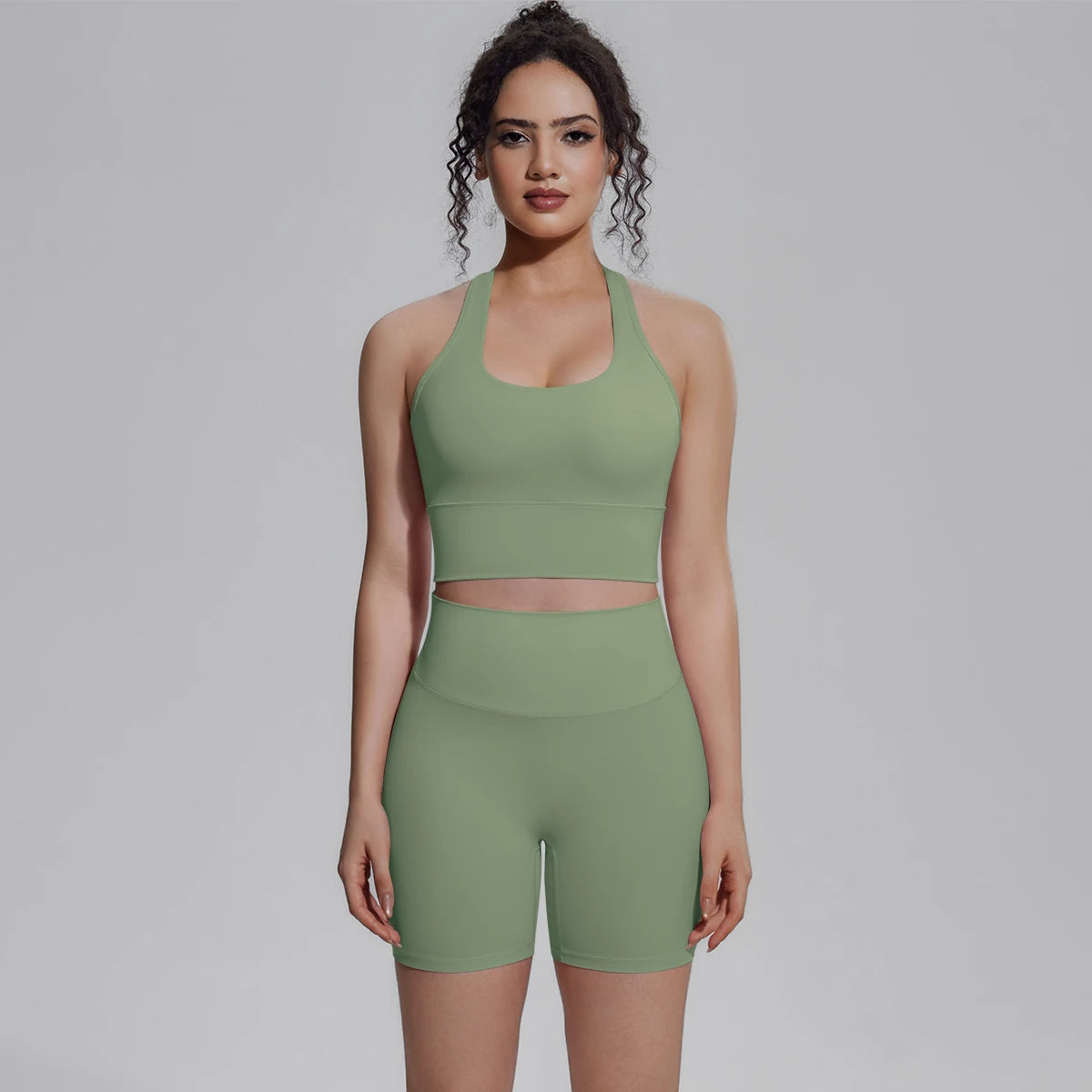 Damen-Yoga-Set: Top und kurze Leggings in Salbeigrün