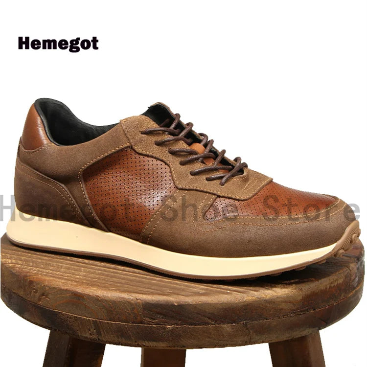 Herren-Sneaker, braunes Leder mit Schnürung, dunklem Fersenbereich und heller Sohle