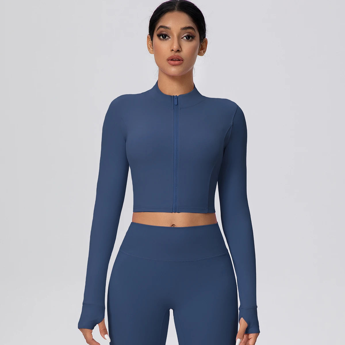 Sportliches Damen-Zipper-Top in Navy mit Stehkragen und Daumenlöchern, Vorderansicht