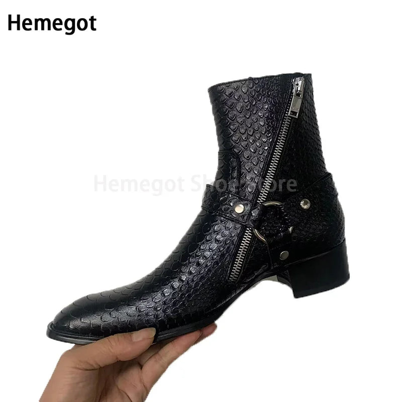 Schwarze Chelsea-Boots mit Schlangenprägung, seitlichem Reißverschluss und Schnallenriemen