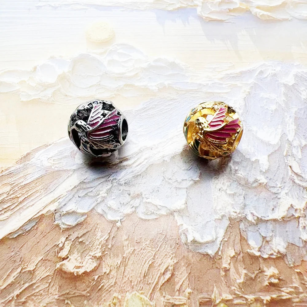 Kolibri-Perlen-Charm-Set: silberfarben und goldfarben, jeweils mit bunten Emaille-Details