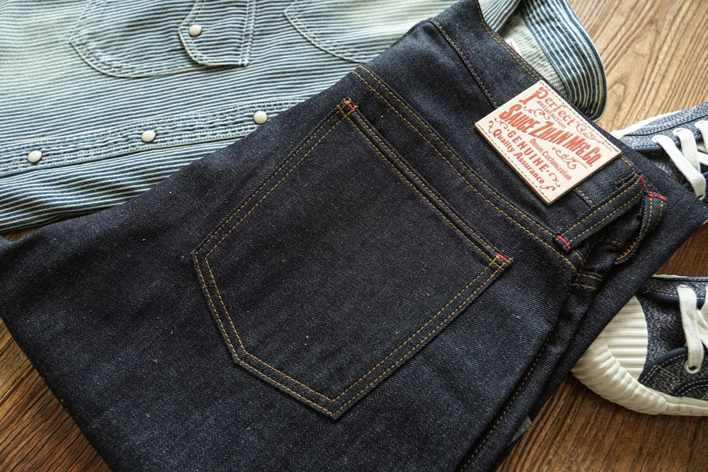 Herren Jeans aus Sommer Selvedge Denim mit lockerer Passform und hohem Bund