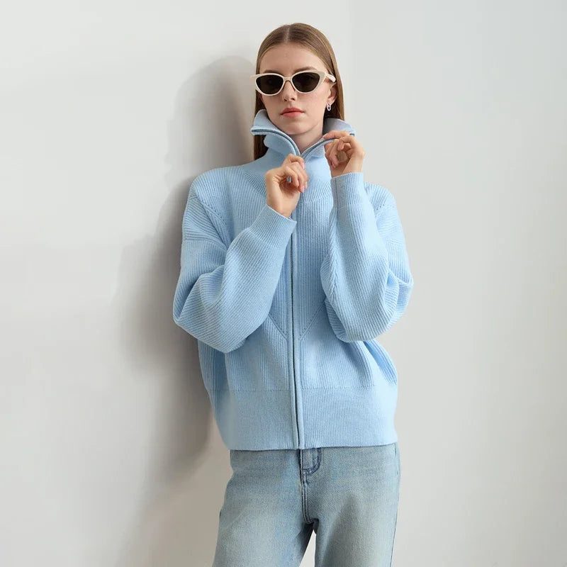 Helle blaue Wollstrickjacke mit Reißverschluss und hohem Kragen