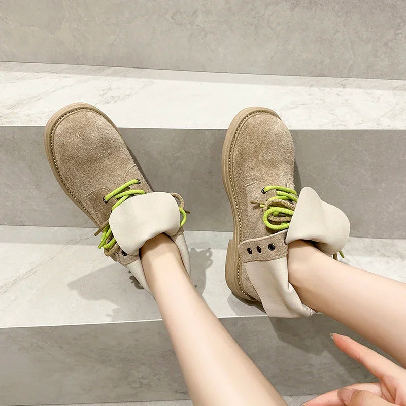 Beige Schnür-Stiefeletten aus Veloursleder mit Kunstfellfutter und flacher Profilsohle