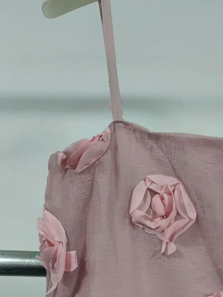 Elegantes Damen-Kleid mit Reverskragen, langen Ärmeln und doppelreihigem Patchwork-Design – figurbetont und stilvoll.