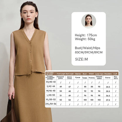 Beige ärmellose Strickweste mit Knopfleiste, dazu passender Midi-Rock
