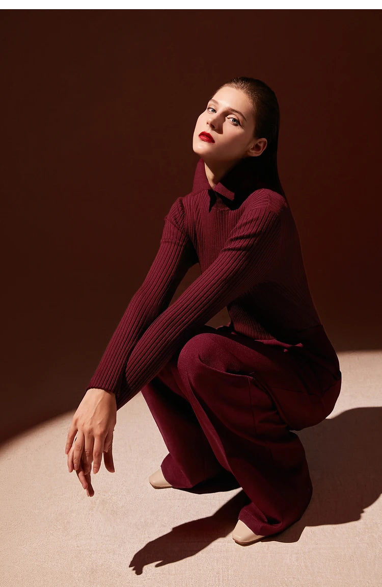 Damen-Pullover aus Rippstrick mit Hemdkragen, bordeauxroter Ton, kniende Pose