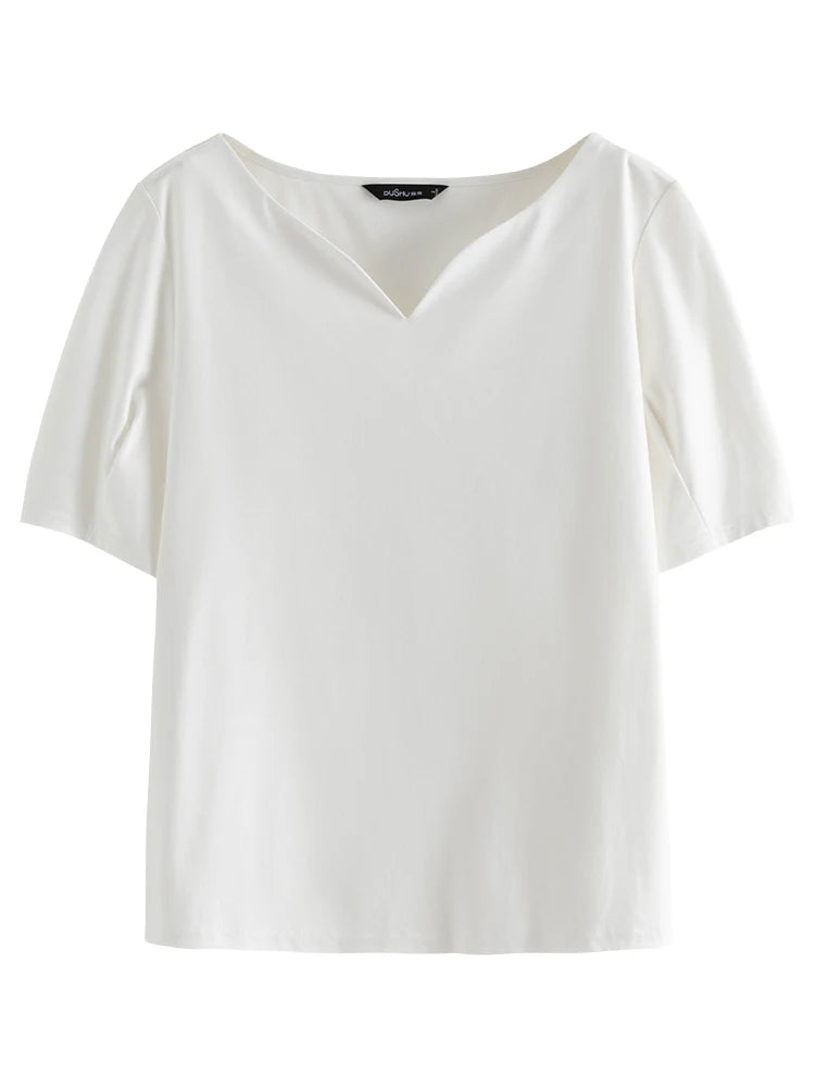 Einfaches Damen-T-Shirt mit Rundhalsausschnitt und kurzen Ärmeln – sommerlich, figurbetont und vielseitig kombinierbar.