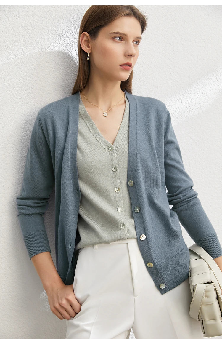 Damen-Strickjacke in Blau mit V-Ausschnitt, Knopfleiste und langen Ärmeln