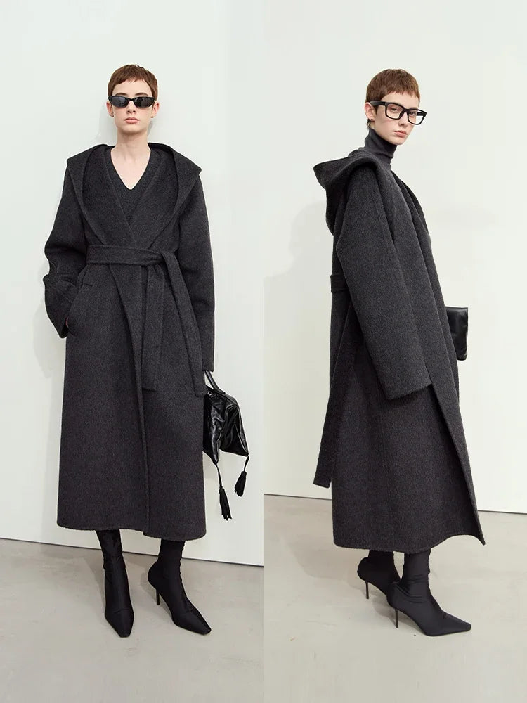 Damen Winter Festmantel mit Gürtel und Kapuze im minimalistischen Stil