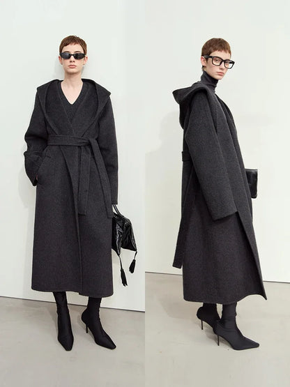 Damen Winter Festmantel mit Gürtel und Kapuze im minimalistischen Stil
