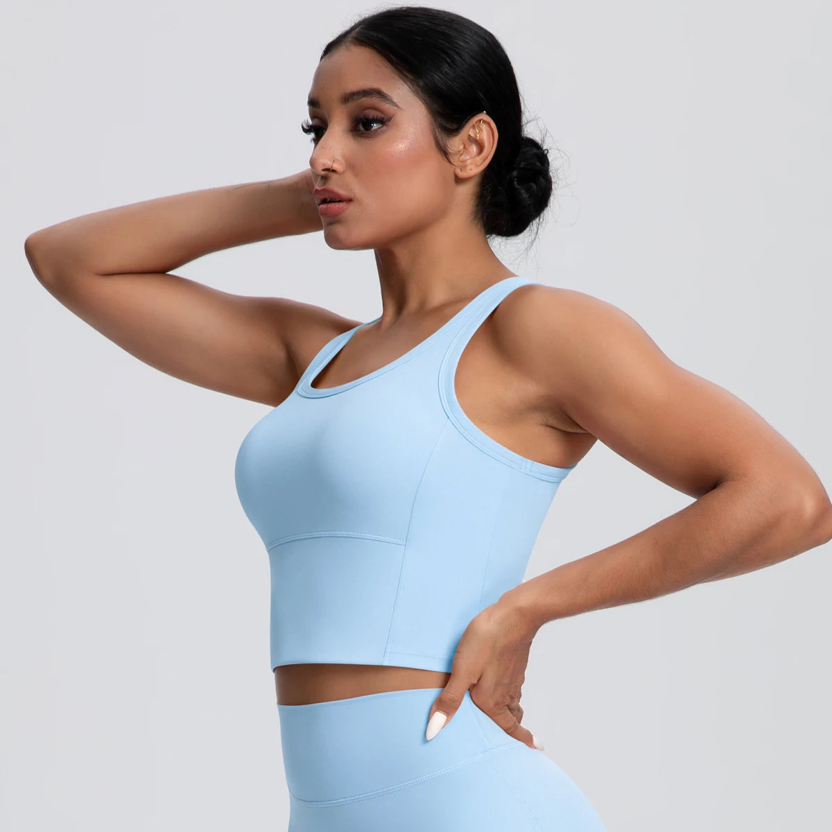 Himmelblaues Sporttop mit Trägern, nahtlosen Panels und eingearbeiteten Polstern