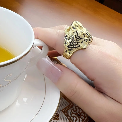 Goldfarbener Tigerkopf-Ring mit glänzender Oberfläche und breiter Fassung am Finger
