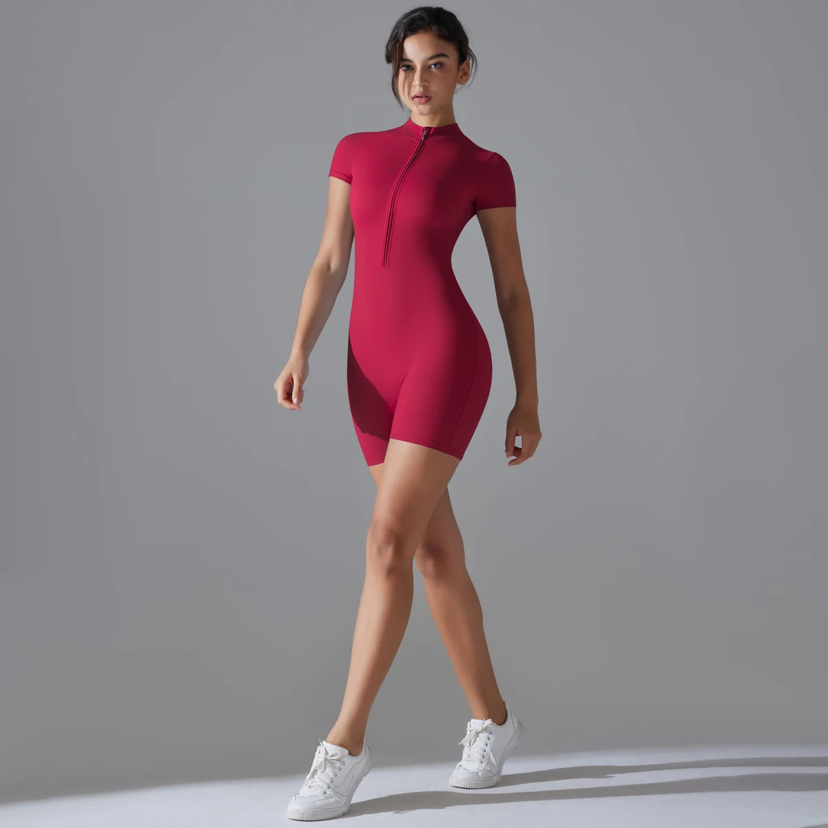 Hamidou Yoga-Overall für Damen in Rot, kurze Ärmel, Stehkragen mit Reißverschlussband