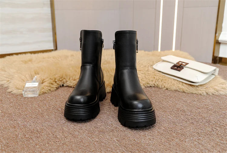 Schwarze Damenstiefelette im Paar, Ansicht von vorne mit dickem Sohlenprofil