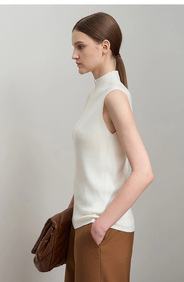 Ärmelloses Mock-Neck-Stricktop in Cremeweiß, Seitenansicht mit figurbetonter Passform