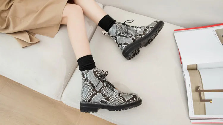 Damen-Stiefeletten aus Leder-Optik, Schlangenmuster, mit Schnürung und dicker Sohle