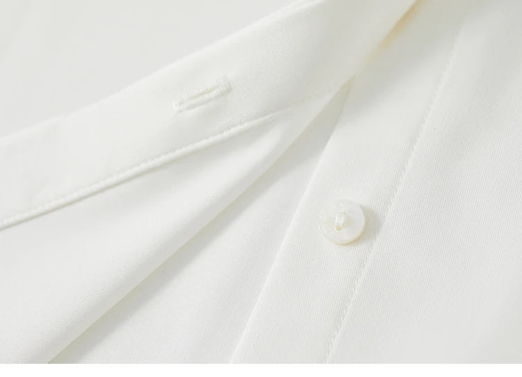 Hochwertige Satinbluse für Damen mit V-Ausschnitt und Prinzessärmeln – ideal fürs Büro.