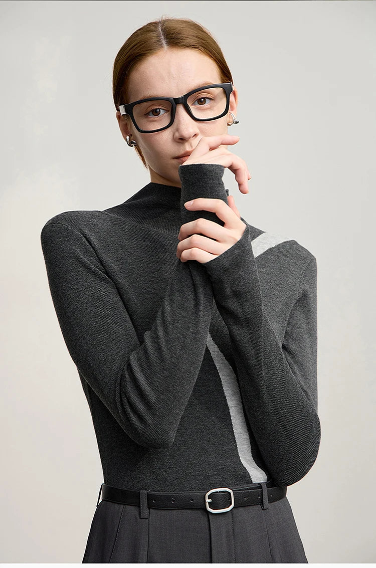 Damenpullover mit Stehkragen, langarmig, dunkelgrau mit hellem Schräg-Patch