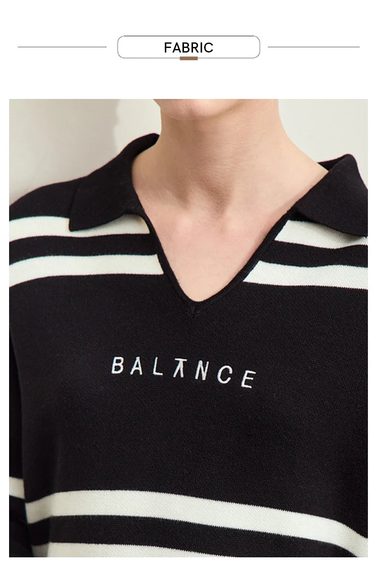 Schwarzer Pullover mit V-Ausschnitt, Streifen und Schriftzug „BALTNCE“ (Nahaufnahme)
