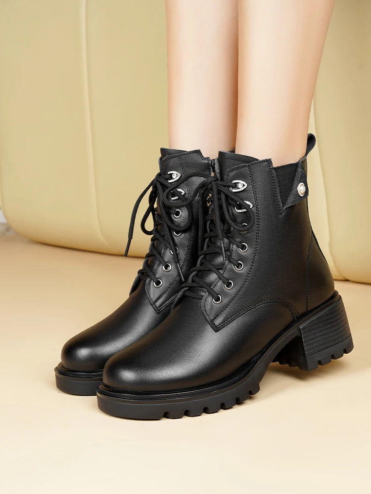 Schwarze Winter-Stiefeletten mit Schnürsenkeln, dickem Absatz und warmem Fellfutter