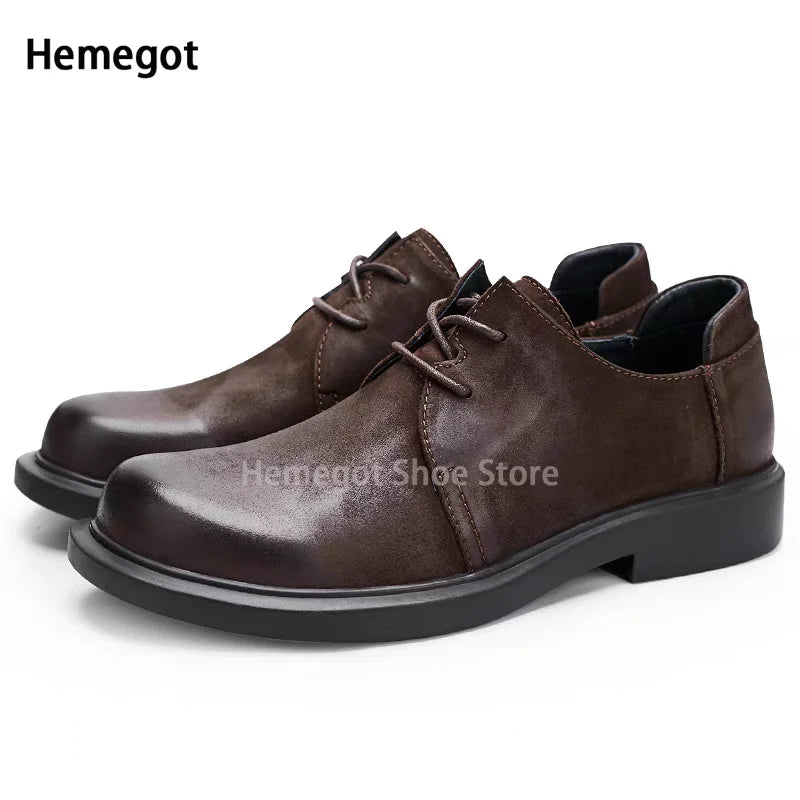 Herren-Lederschuhe mit Schnürung, dunkelbraun, Low-Cut, seitliche Ansicht mit Profilsohle