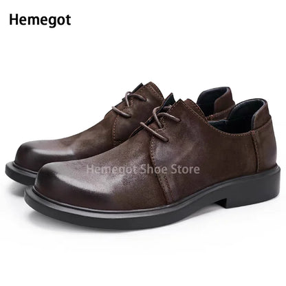 Herren-Lederschuhe mit Schnürung, dunkelbraun, Low-Cut, seitliche Ansicht mit Profilsohle