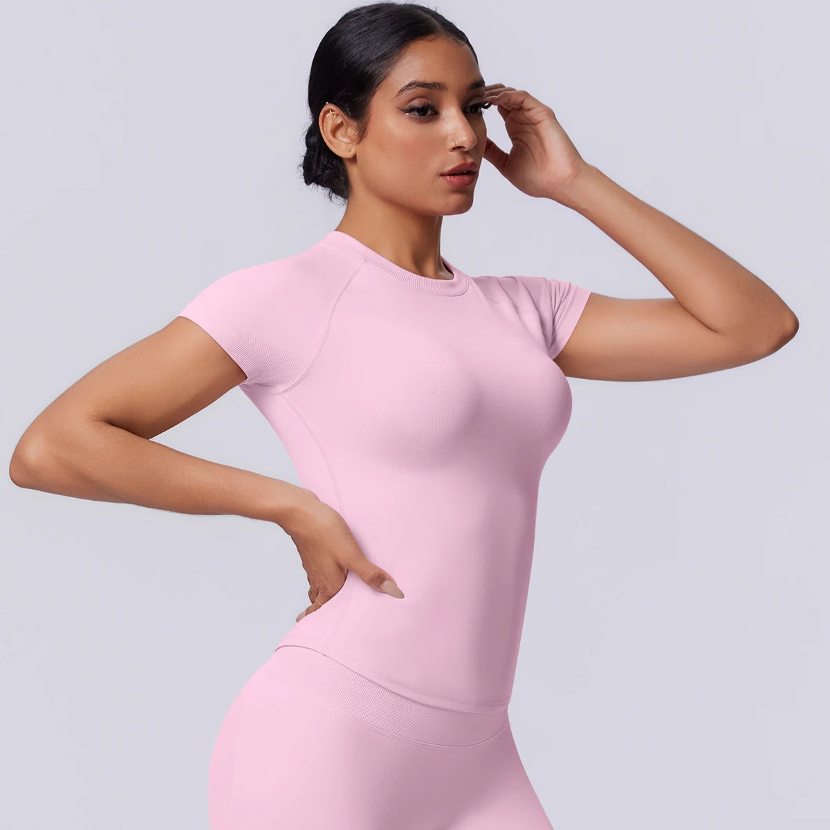Nahtloses Funktionsshirt für Damen in hellem Pink, Frontansicht, Kurzarm mit Stretch-Fit