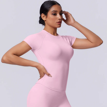 Nahtloses Funktionsshirt für Damen in hellem Pink, Frontansicht, Kurzarm mit Stretch-Fit