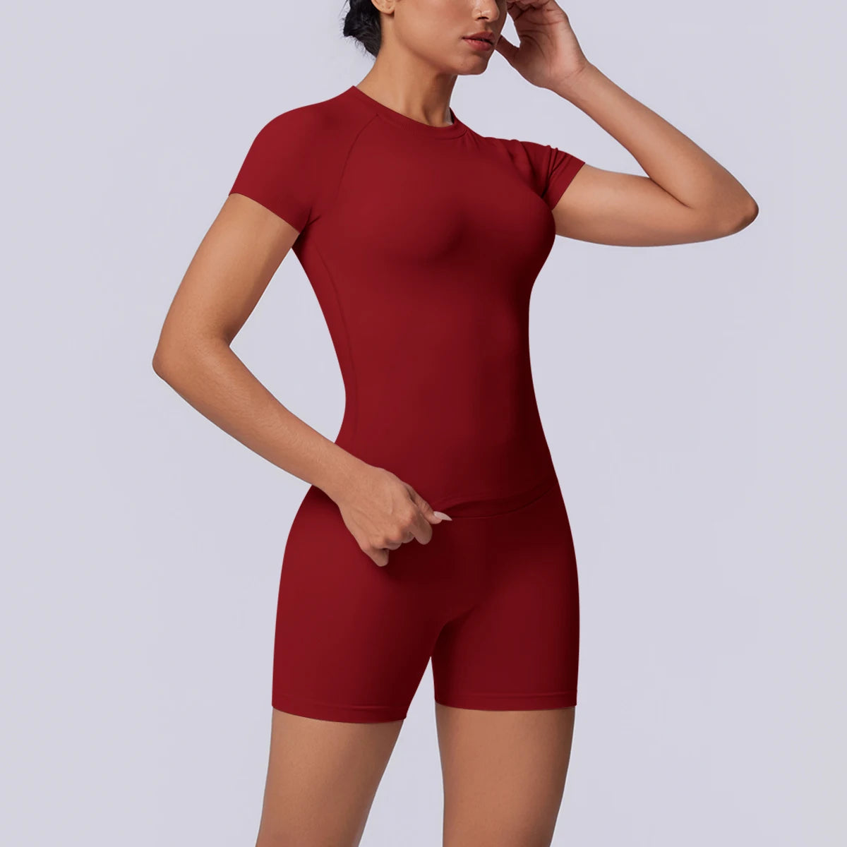 Damen-Yoga-Set mit T-Shirt und Shorts, Frontansicht, bordeauxrot