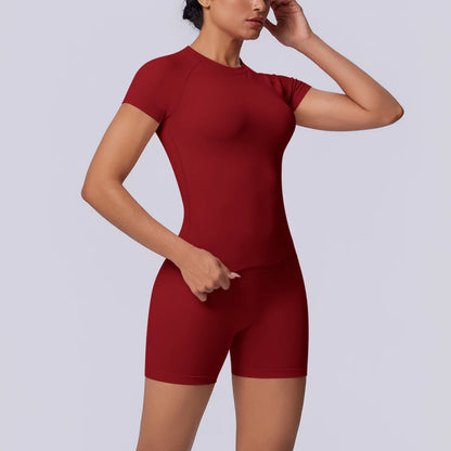 Damen-Yoga-Set mit T-Shirt und Shorts, Frontansicht, bordeauxrot