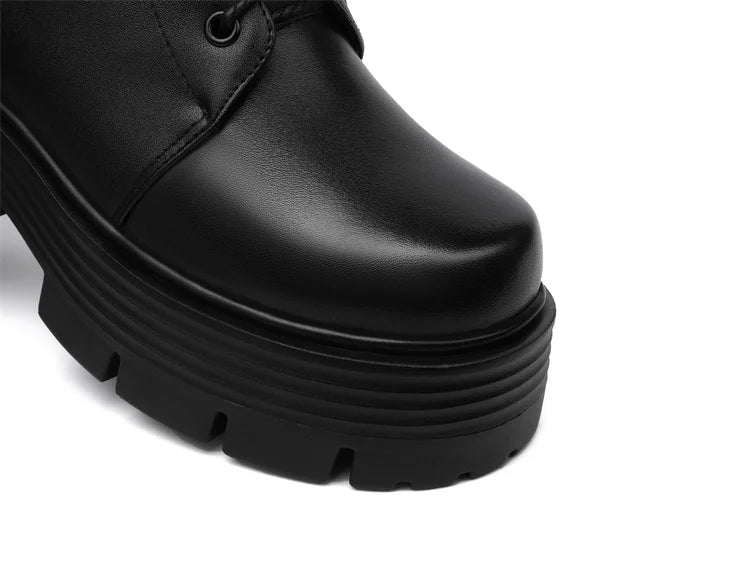 Schwarze Leder-Stiefelette mit Plateau-Chunky-Sohle und glattem Vorderkappenbereich